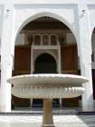 Carrara-Marmor-Brunnen von der kleinen Terrasse, Bahia Palast, Marrakesch, Marokko.