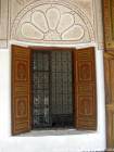 Bemalten Fensterläden und Außendekoration, Empfangsraum, Bahia Palast, Marrakesch, Marokko.
