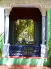 Perspektive der Bewässerungskanal durch den Kiosk, Jardin Majorelle, Marrakesch, Marokko.