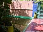 Bunte Harmonie zwischen Tür und Waschbecken, Majorelle Garten, Marrakesch, Marokko.