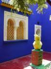 Arabisch-andalusische Fenster und Harmonie der Farben, Jardin Majorelle, Marrakesch, Marokko.