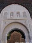 Der obere Teil der Haustür geht auf den Innenhof, der Medersa Ben Youssef, Marrakesch, Marokko.