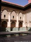 Die Wand eines Flügels um den Haupthof, der Medersa Ben Youssef, Marrakesch, Marokko.