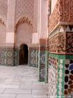 Mauern und zeliges muqarnas Kuppel, Hof der Madrasa Ben Youssef, Marrakesch, Marokko.
