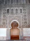 Im Gebetsraum mit Blick auf den Mihrab, der Medersa Ben Youssef, Marrakesch, Marokko.