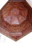 Holzkuppeldecke der Nabe, Gebetsraum, der Medersa Ben Youssef, Marrakesch, Marokko.