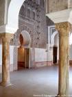 Marmorsäule der Gebetshalle und dem Mihrab offen, Madrasa Ben Youssef, Marrakesch, Marokko.
