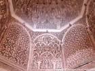 Wände und Gips muqarnas Kuppel des Mihrab, der Medersa Ben Youssef, Marrakesch, Marokko.