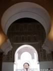 Seit dem Gebetsraum, Achse zum Hof ​​und Eingang, der Medersa Ben Youssef, Marrakesch, Marokko.