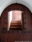 Öffnung in einer Holztür und die Treppe, der Medersa Ben Youssef, Marrakesch, Marokko.
