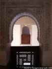 Öffnungen umgeben Registrierungen und Gips Motiven, Madrasa Ben Youssef, Marrakesch, Marokko.