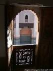 Blick auf den Innenhof vom Fenster aus einem Schlafzimmer, Madrasa Ben Youssef, Marrakesch, Marokko.