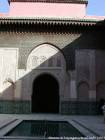 Pool mit Blick auf den Gebetsraum, der Medersa Ben Youssef, Marrakesch, Marokko.