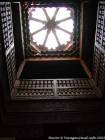Oberlichter und geschnitzten Holzrampen, Madrasa Ben Youssef, Marrakesch, Marokko.