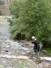Die gefährliche Überquerung eine schäbige Affenbrücke, Ourika-Tal, Marokko.