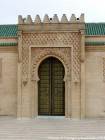 Eine der Türen des Mausoleums von Mohammed V, Rabat, Marokko.