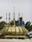 Worker Messing Reiniger auf der Esplanade, Mohamed V Mausoleum Rabat, Marokko.