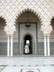 Zwischen den weißen Marmorkolonnaden Italien, Mausoleum Mohamed V, Rabat, Marokko.