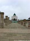 Zwischen den Säulen, Perspektive auf das Mausoleum von dem Vater der Unabhängigkeit, Mohammed V in Rabat, Marokko.