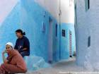 Chefchaouen, junge Frauen an der Straßenecke, Marokko.