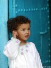 Ein Kind, das an einer Tür, Chefchaouen, Marokko.