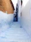 Die blauen Schritte einer steilen Straße, Chefchaouen, Marokko.