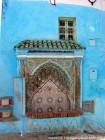 Fontaine und Farben in der Medina von Chefchaouen, Marokko.