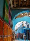 Bunten Teppich in einen überdachten Gang vom Suk, Chefchaouen, Marokko.