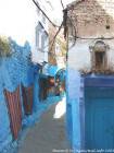 Teppiche hängen an der farbigen Wand, Chefchaouen, Marokko.