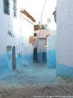 Straße blau lackiert, Chefchaouen, Marokko.