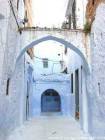 Chefchaouen, Straße Lichtbogen in Richtung Bab el Souk, Marokko.