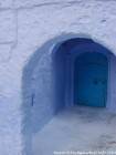 Blau auf Blau und typischer Eintrag, Chefchaouen, Marokko.