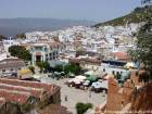 Panorama auf einem Platz und die Stadt vom Turm der Kasbah, Chefchaouen, Marokko.