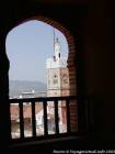 Sehen Sie ein Minarett aus einer Öffnung der Turm der Kasbah, Chefchaouen, Marokko.