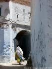 Frauen in traditioneller Kleidung Rückansicht, Chefchaouen, Marokko.