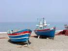 Fischerboote am Strand Oued Lau, Marokko.
