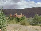 Kasbah am Fuße der Berge in der Dades-Tal, Marokko.