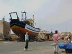 Die hölzerne Fischerboot im Trockendock auf der Anklagebank, Essaouira, Marokko.
