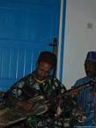 Gnaoua spielen auf einem Instrument Guembri Maalem Dar Kenavo, Marokko.