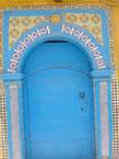 Typische gut eingerichtet blaue Tür Eingang, Essaouira, Marokko.