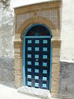 Checkered Tür mit einem Steinrahmen, Medina, Essaouira, Marokko.