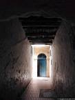 Ein dunkler Flur in der Medina, Essaouira, Marokko.