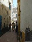 Passage in einer Gasse in der Medina, Essaouira, Marokko.