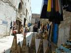 Bazaar Gegenstände auf der Straße ausgesetzt sind, nur für Touristen, Essaouira, Marokko.