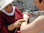 Ein Henna Tattoo-Künstler amtierenden Nähe der Stadtmauer, Essaouira, Marokko.