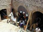 Ein Geschäft mit Musikinstrumenten hinter der Stadtmauer von Essaouira, Marokko.