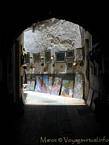 Ausstellung an den Wänden einer Straße Medina von Essaouira, Marokko.