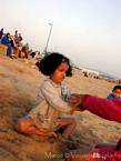 Ein kleines Mädchen spielen am Strand Tagharte, Essaouira, Marokko.