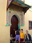 Auf den Stufen der Tür dekoriert, Meknes, Marokko.