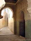 Stuckverzierungen und marokkanischen Fliesen in einer Gasse in Meknes, Marokko.